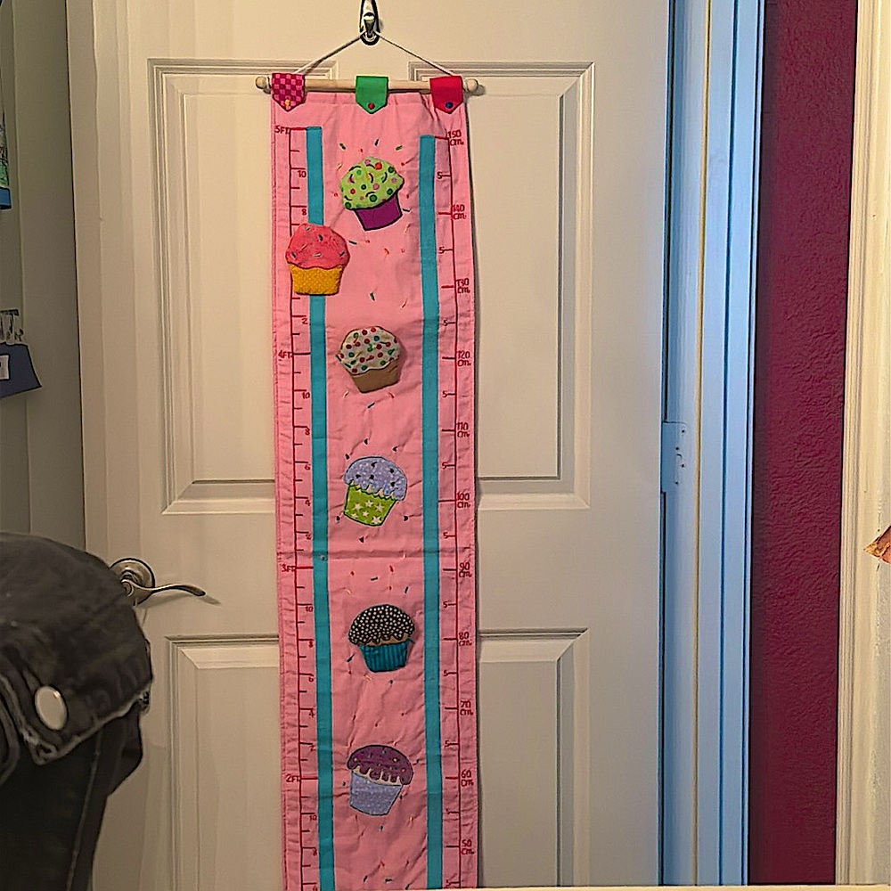 Cute cupcakeske height track for kids